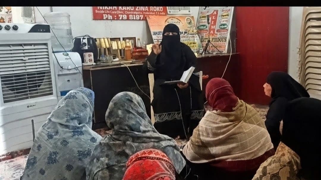 Aqila Firdous teaching a Qur'an class